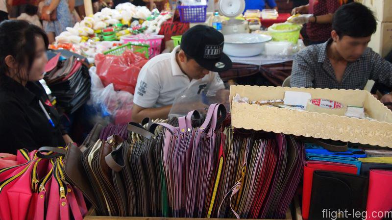 タイ　バンコク　伊勢丹前のナイトマーケットの革製品（レザー）